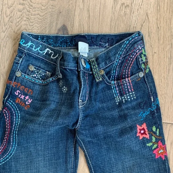 GAP Dark Wash Flare Jeans with Colorful Embroidery Size 7 Regular - Picture 7 of 11